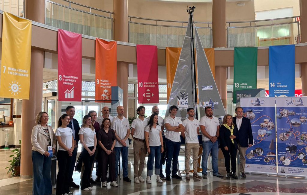 IMG El CASEM acoge la presentación y exposición del velero autónomo “SalUCA” tras su éxito en la Micro Ruta de la Sal